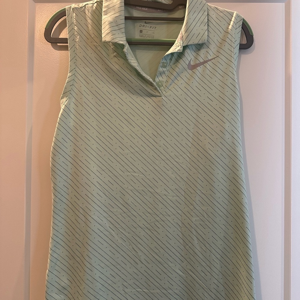⭐️Like New⭐️Women’s Nike Sleeveless Shirt in Light Green Size S